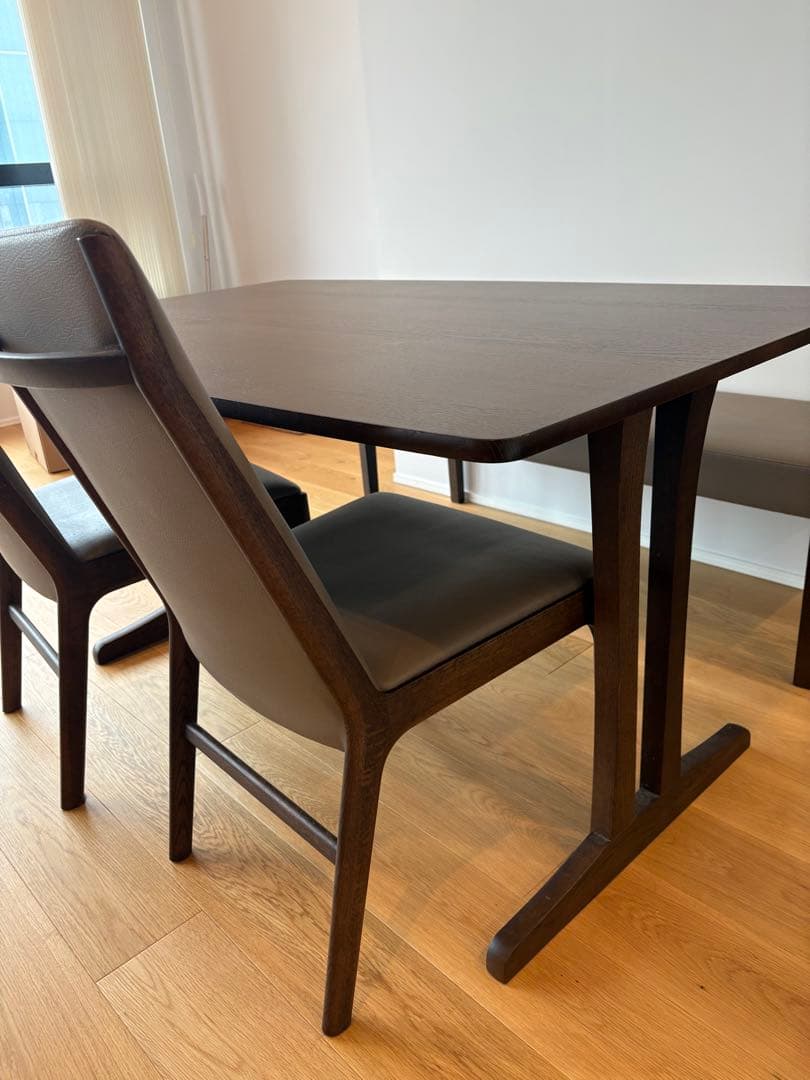 【引取限定：東京都】カリモク　ダイニングテーブル＋チェア2脚＋ベンチ　セット