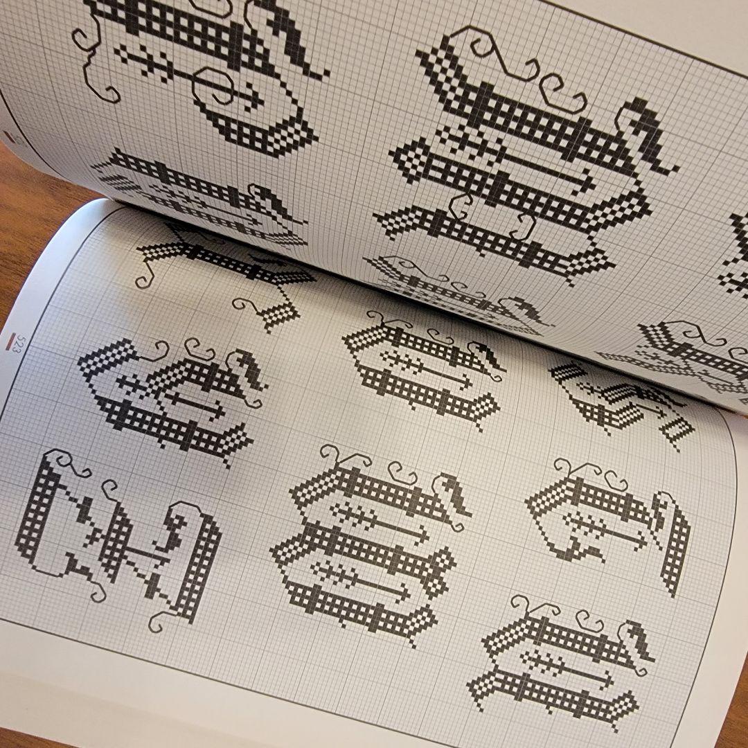 クロスステッチアルファベット図案集　ヴァレリー・ルジユーヌ著　翻訳版