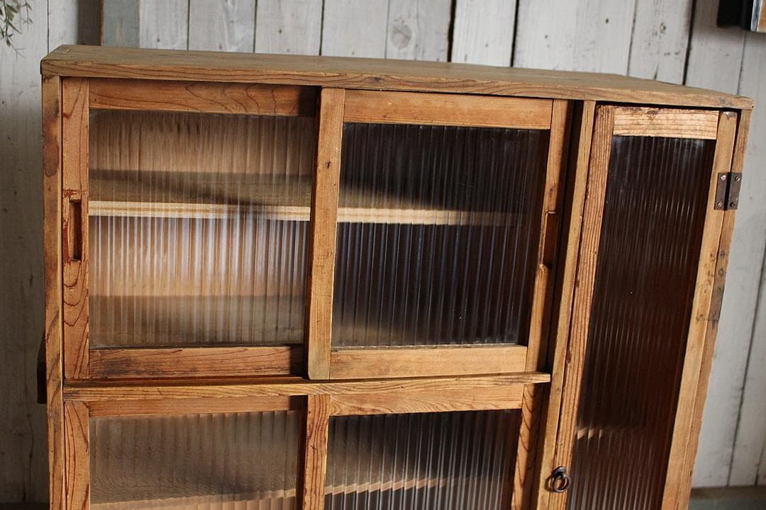 味のある木枠のモールガラス戸棚　収納棚　食器棚　本棚　キャビネット　古家具