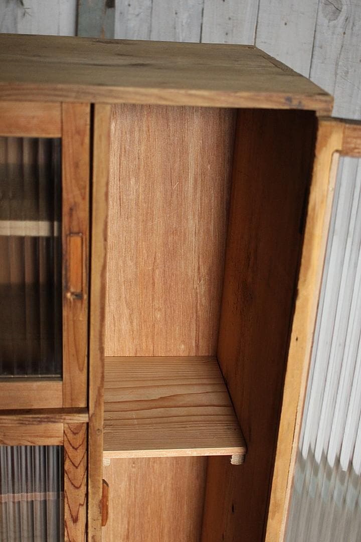 味のある木枠のモールガラス戸棚　収納棚　食器棚　本棚　キャビネット　古家具