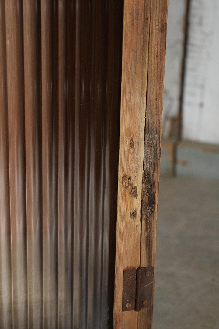 味のある木枠のモールガラス戸棚　収納棚　食器棚　本棚　キャビネット　古家具