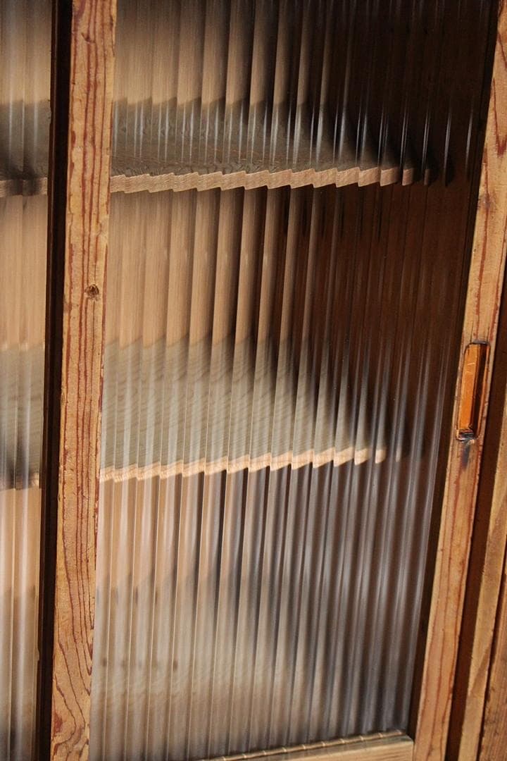 味のある木枠のモールガラス戸棚　収納棚　食器棚　本棚　キャビネット　古家具