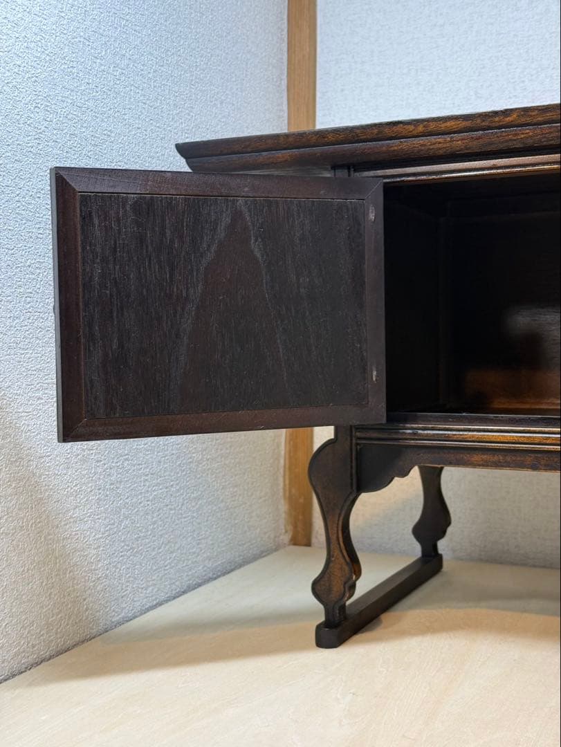 木製のレトロな雰囲気の棚