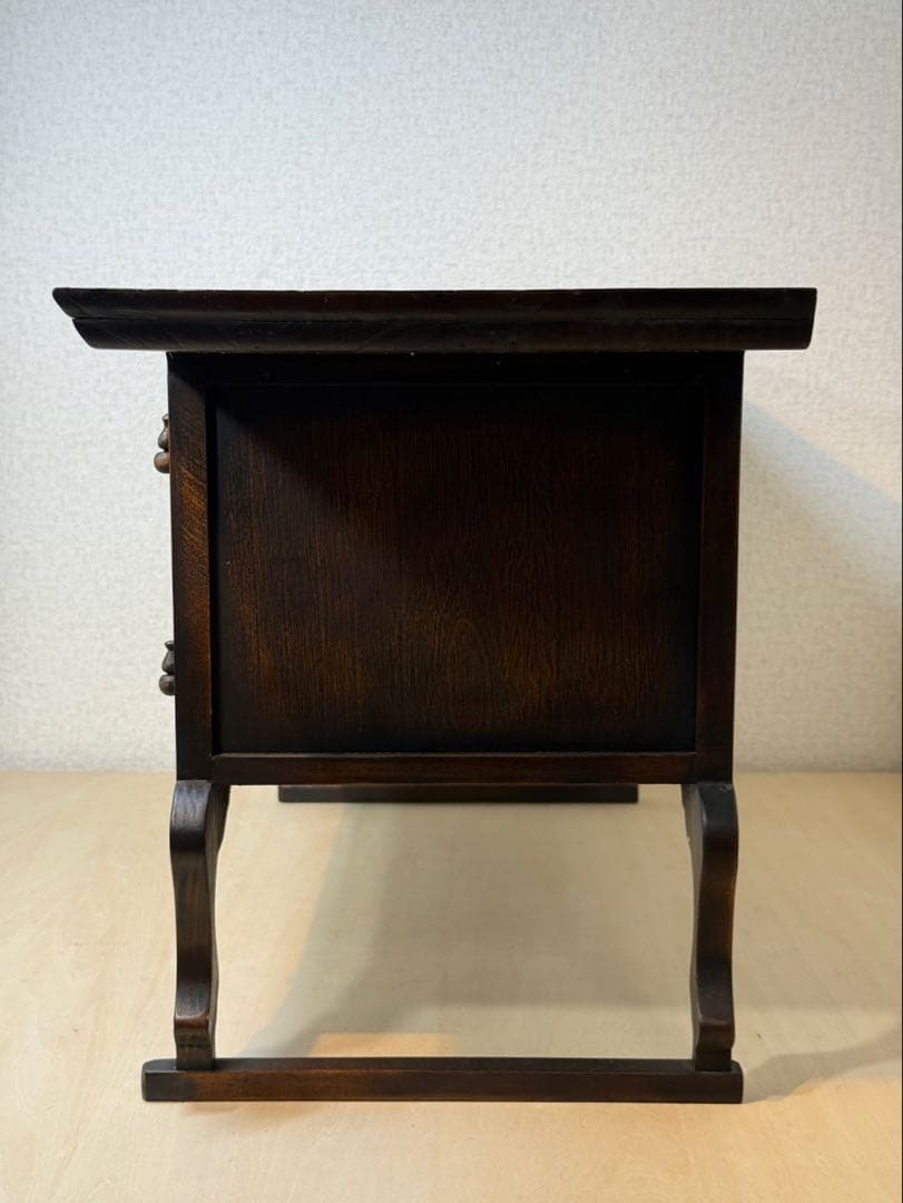 木製のレトロな雰囲気の棚