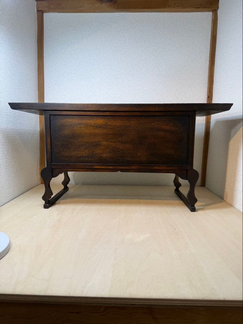 木製のレトロな雰囲気の棚