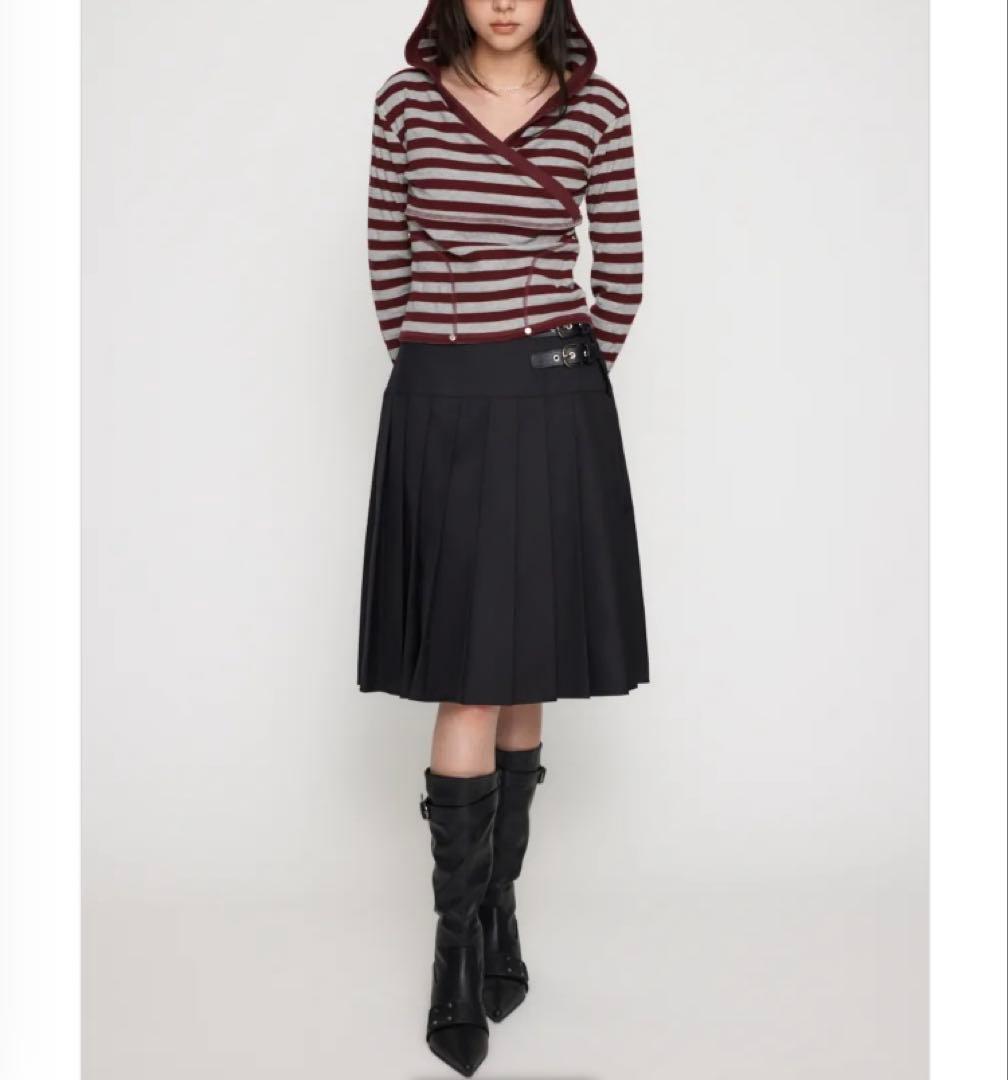 新品未使用LAGUA GEM FRONT CROSS BORDERフーディ赤