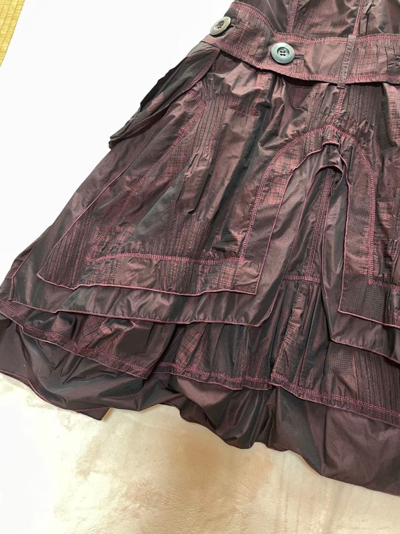 エイココンドウ、バーガンディ フリル付きノースリーブロングベスト