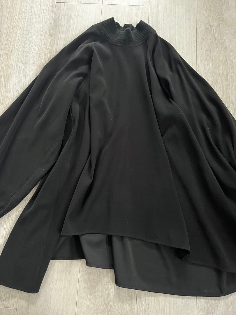 ブラック ハイネック バルーンスリーブ トップス