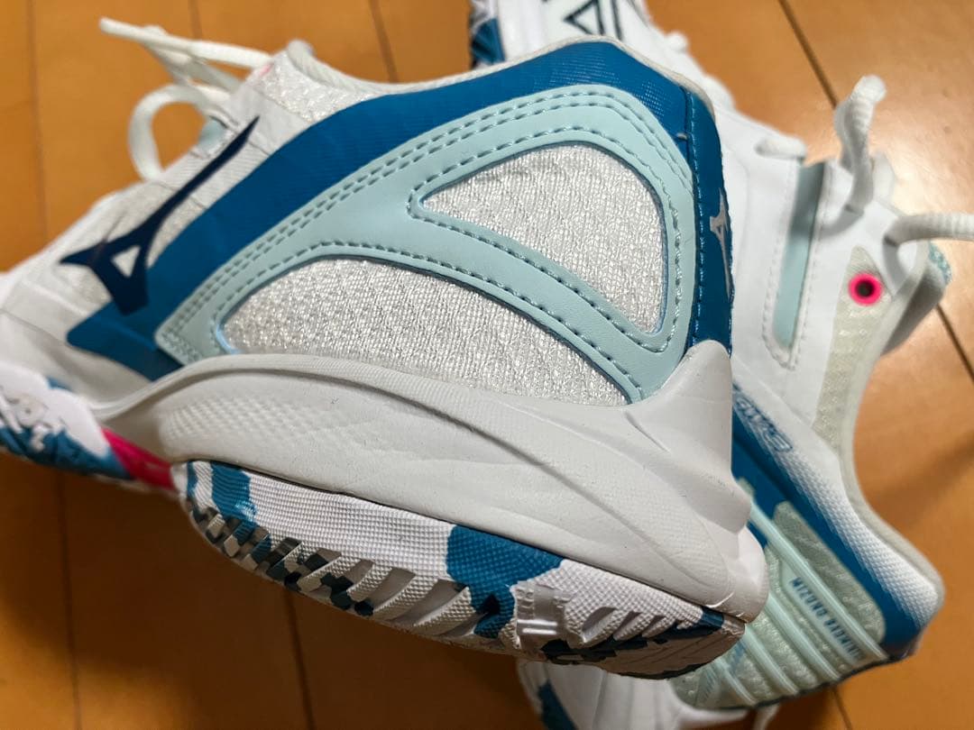 【美品】ミズノ　バドミントンシューズ　ウェーブクロー3 24.0cm 2E