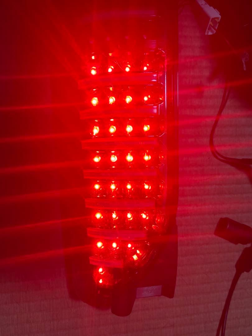 値下げ　200系ハイエースバン　社外LEDテールランプセット　点灯確認済　送料込