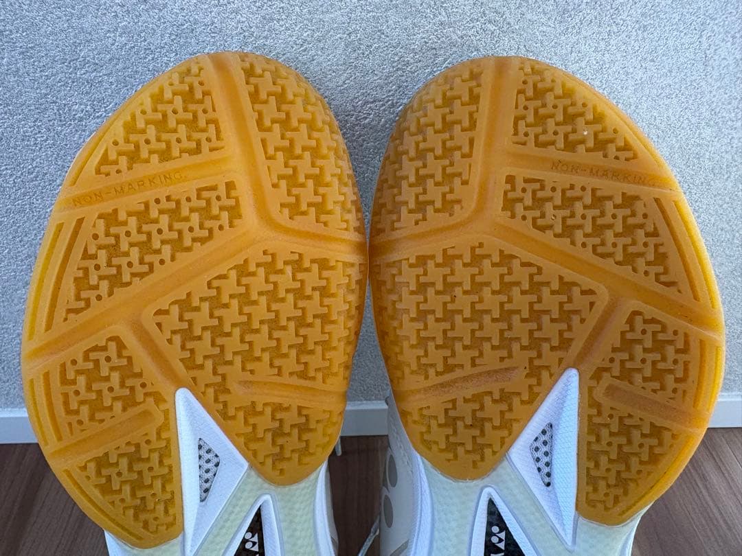 美品　YONEX バドミントンシューズ パワークッション65Z3SY 24cm