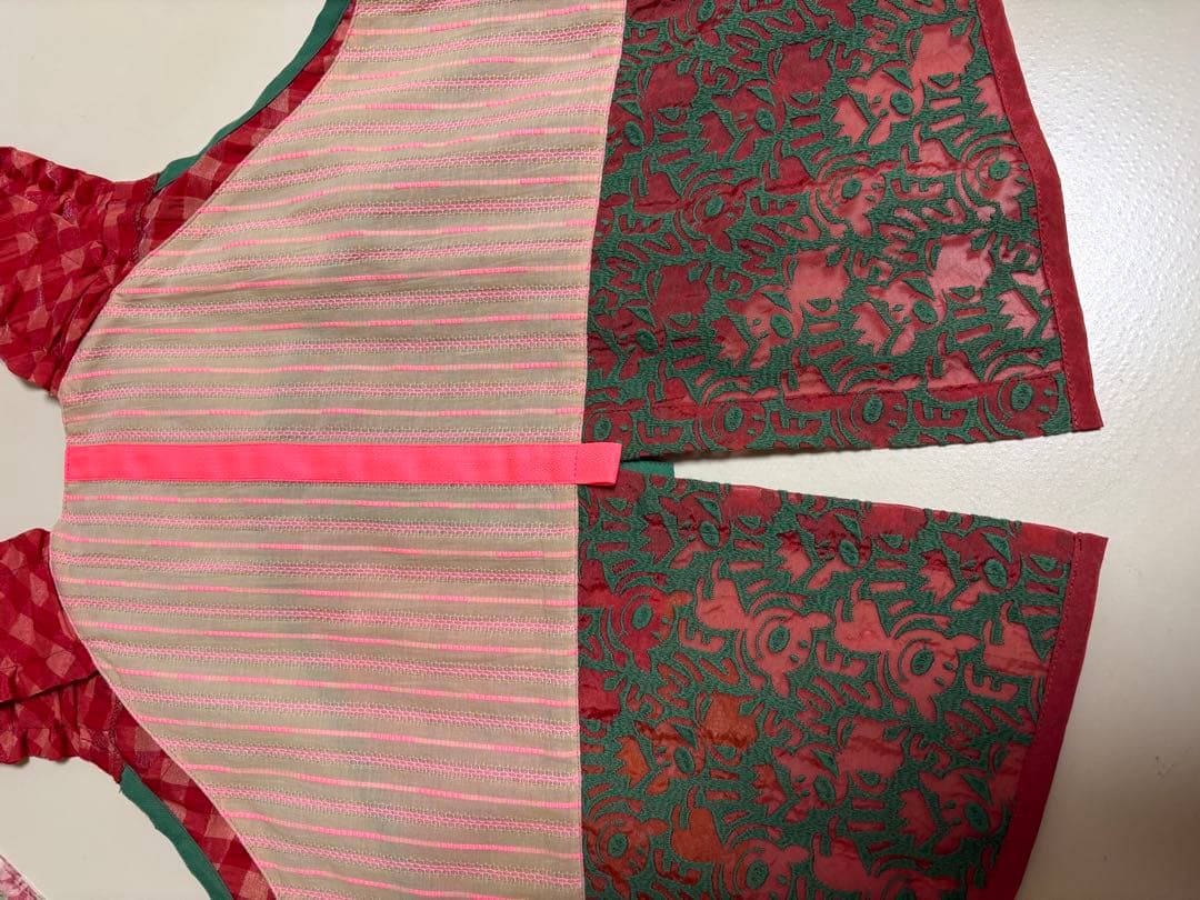 再お値下げ致しました　ユニーク刺繍ノースリーブベスト