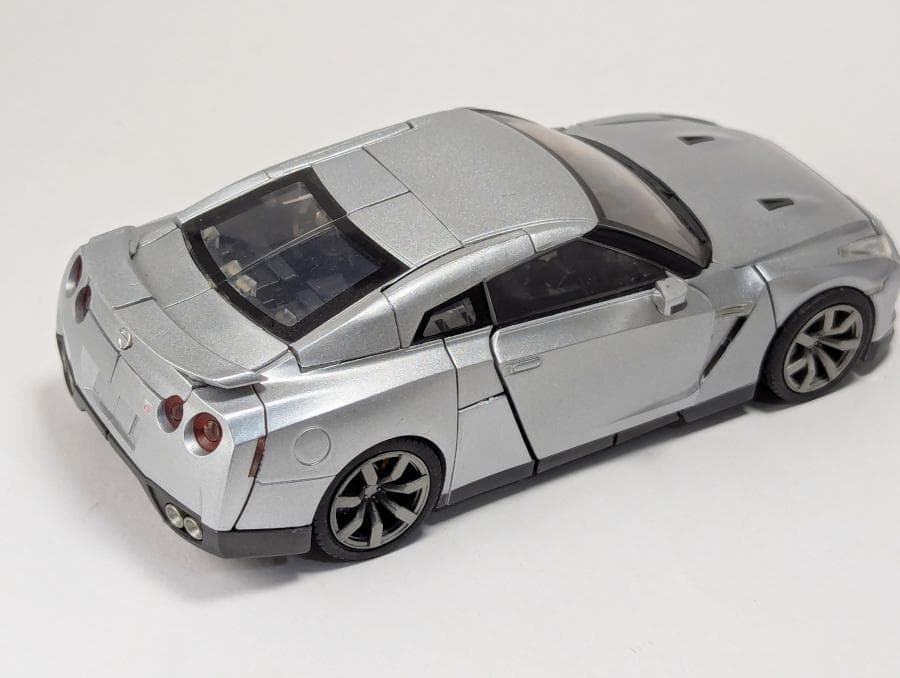 トランスフォーマー オルタニティ コンボイ アルティメイトメタルシルバー