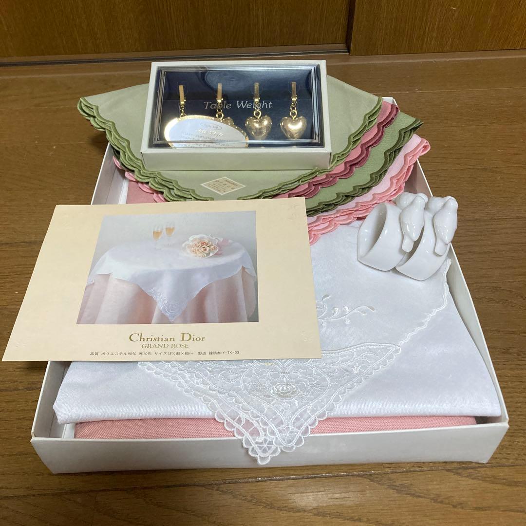 テーブルクロス、ランチョンマット、テーブルウェイトなどのセット