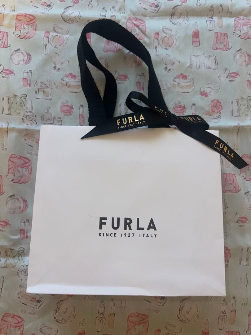 新品未使用 FURLA レザーキーケース カーキ 保存袋付き
