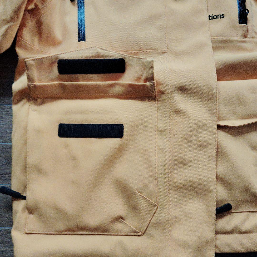 パルカ　（2025年2月5、7日　南極上陸時に着用） &　ボトル