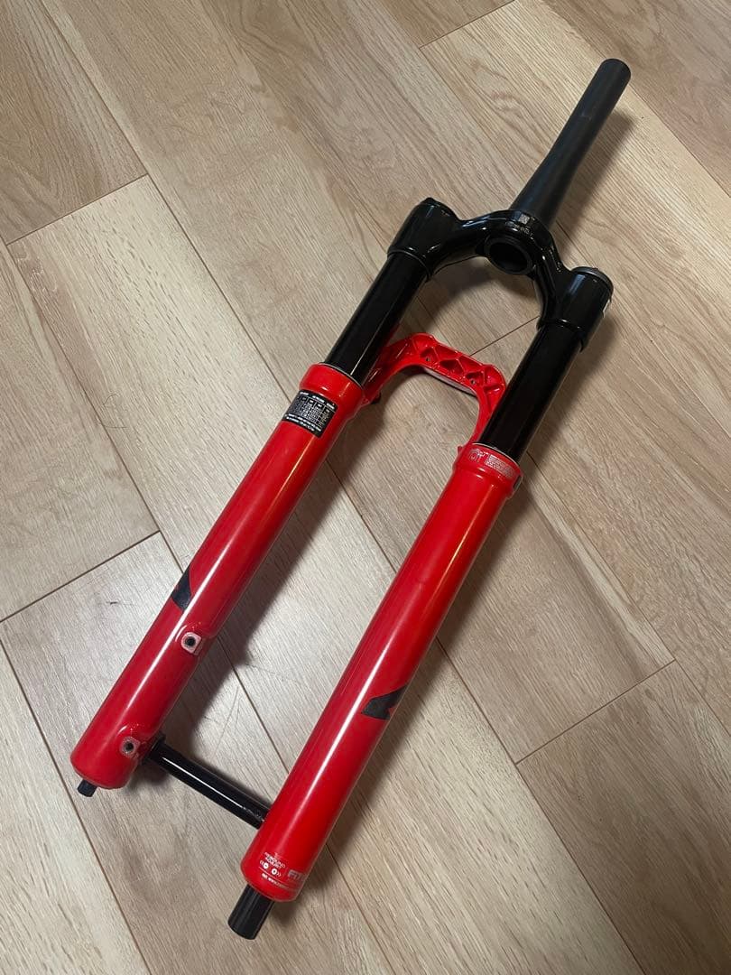 MarzocchiのBOMBER DJ サスペンションフォークREDカラー