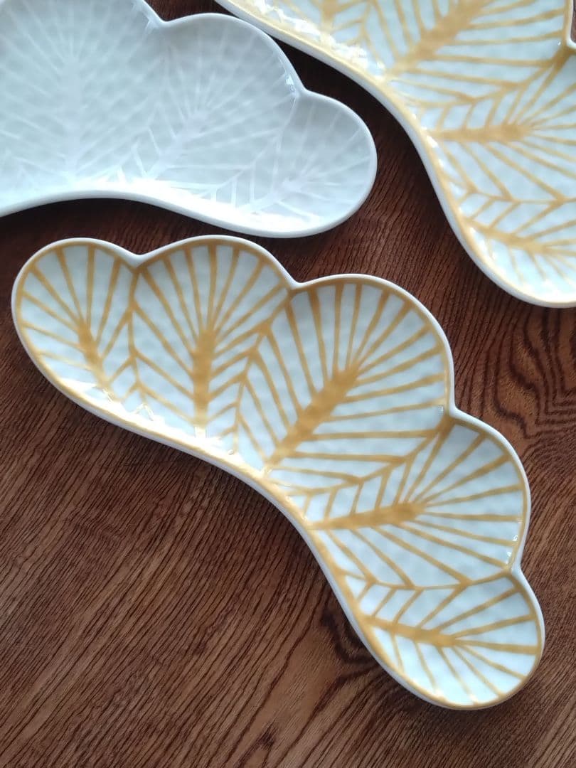 葉模様 波型皿 ３枚セット　お正月