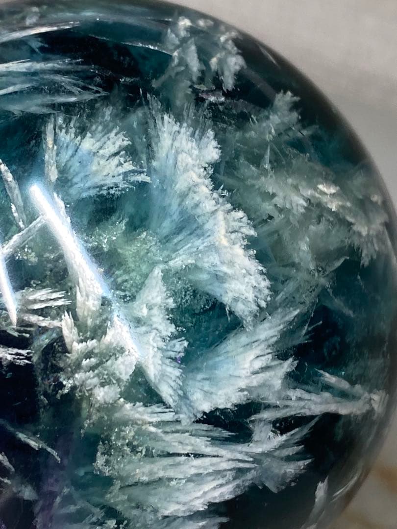 T1048-6 エンジェルフェザーフローライト　虹入スフィア紫ブルーグリーン