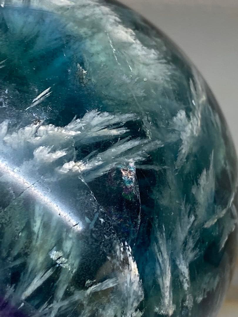 T1048-6 エンジェルフェザーフローライト　虹入スフィア紫ブルーグリーン