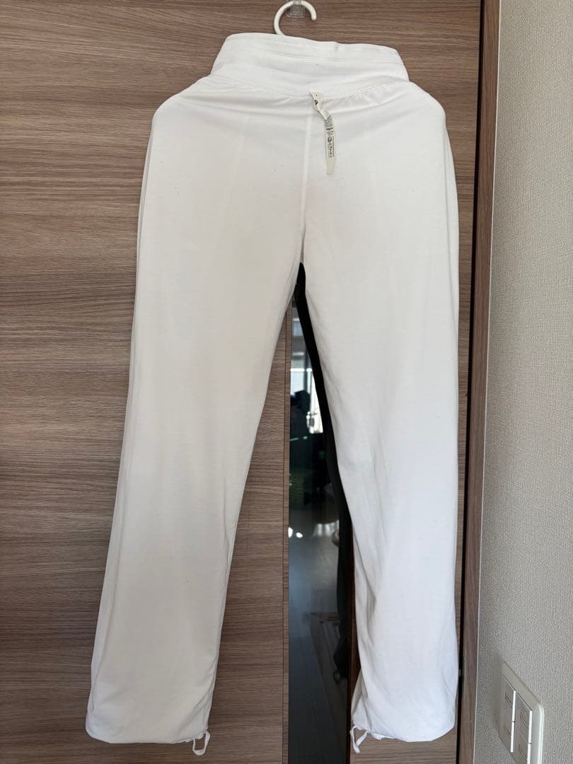 最終お値下げルルレモンサイズ4スタジオパンツ