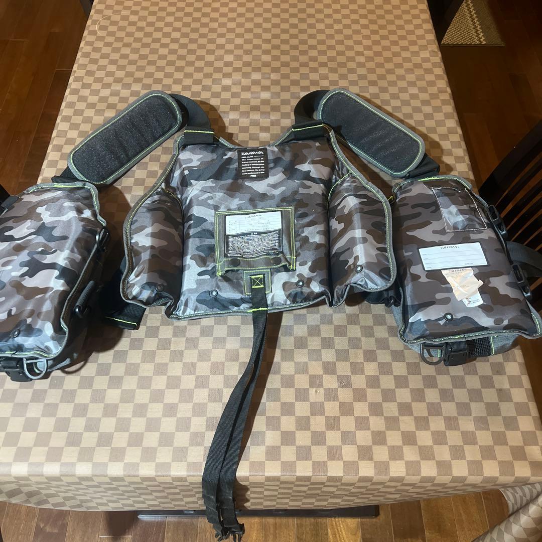 ダイワ フィッシングベスト グレー/イエロー 迷彩