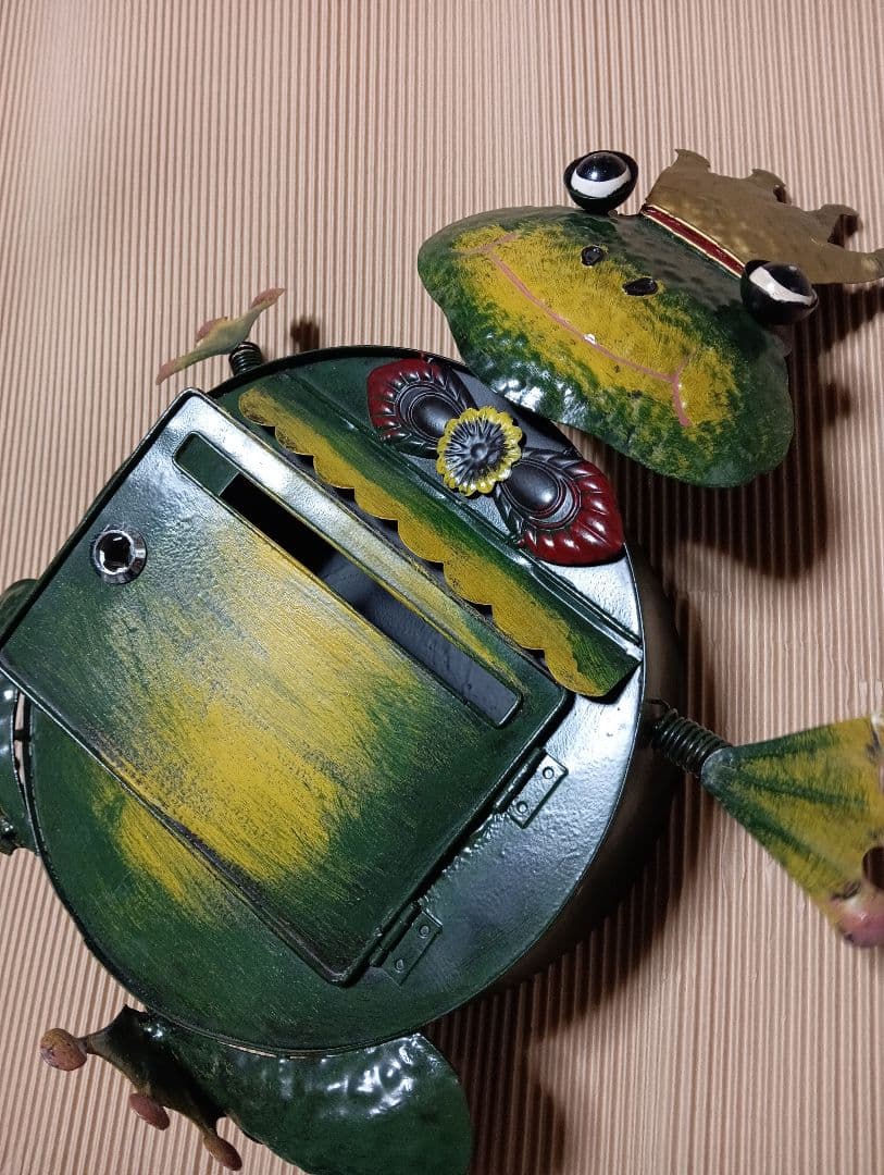 ブリキ製王冠蛙高さ５８Ｘ横幅４５X奥行き１８センチ玄関用素敵な郵便新聞受けポスト