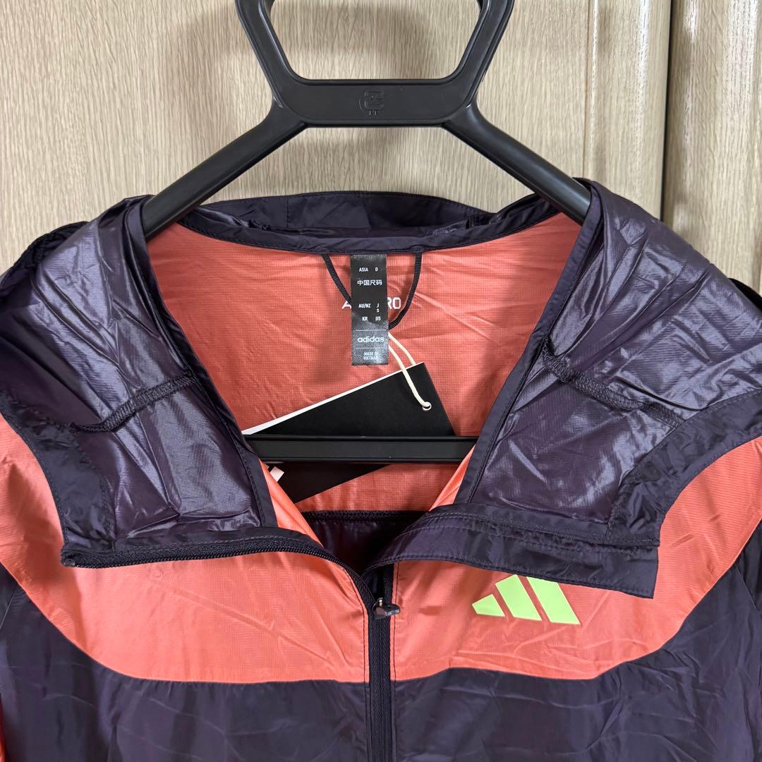 【新品タグ付き】adidas フード付きランニングジャケット Sサイズ
