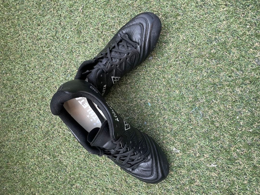 ATHLETA ブラック サッカーシューズ