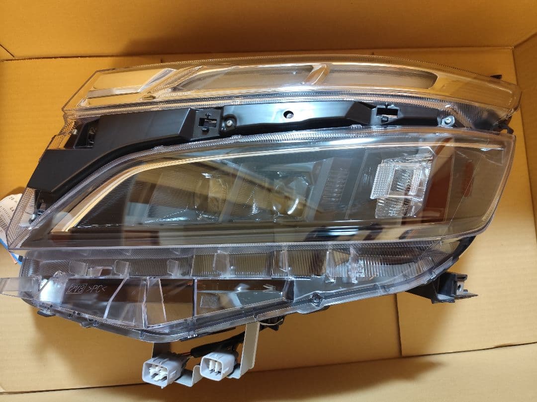 81150-28J10 ヴォクシー80系ヘッドライトユニット左側　トヨタ純正