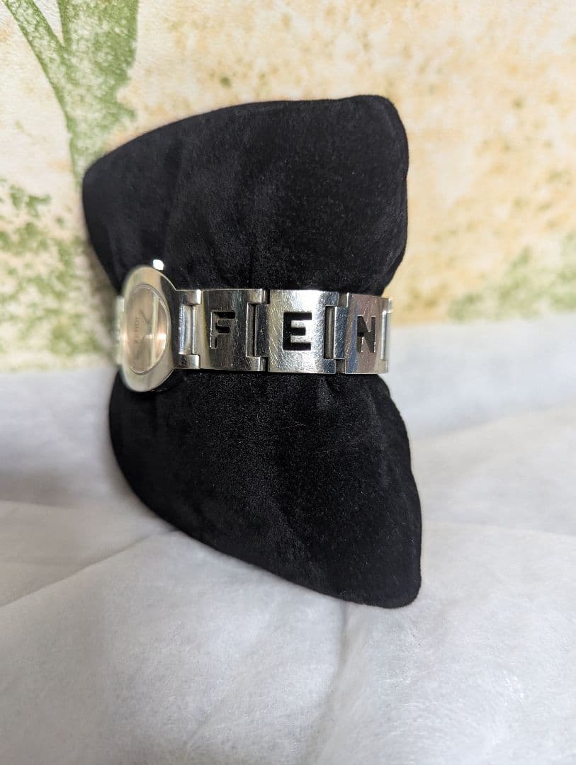 新品同様　美品　定価11万3000円　FENDI 　保証書付　箱付き　コマ付