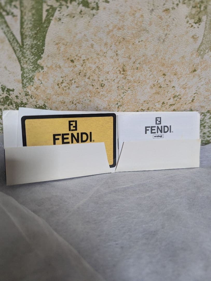 新品同様　美品　定価11万3000円　FENDI 　保証書付　箱付き　コマ付