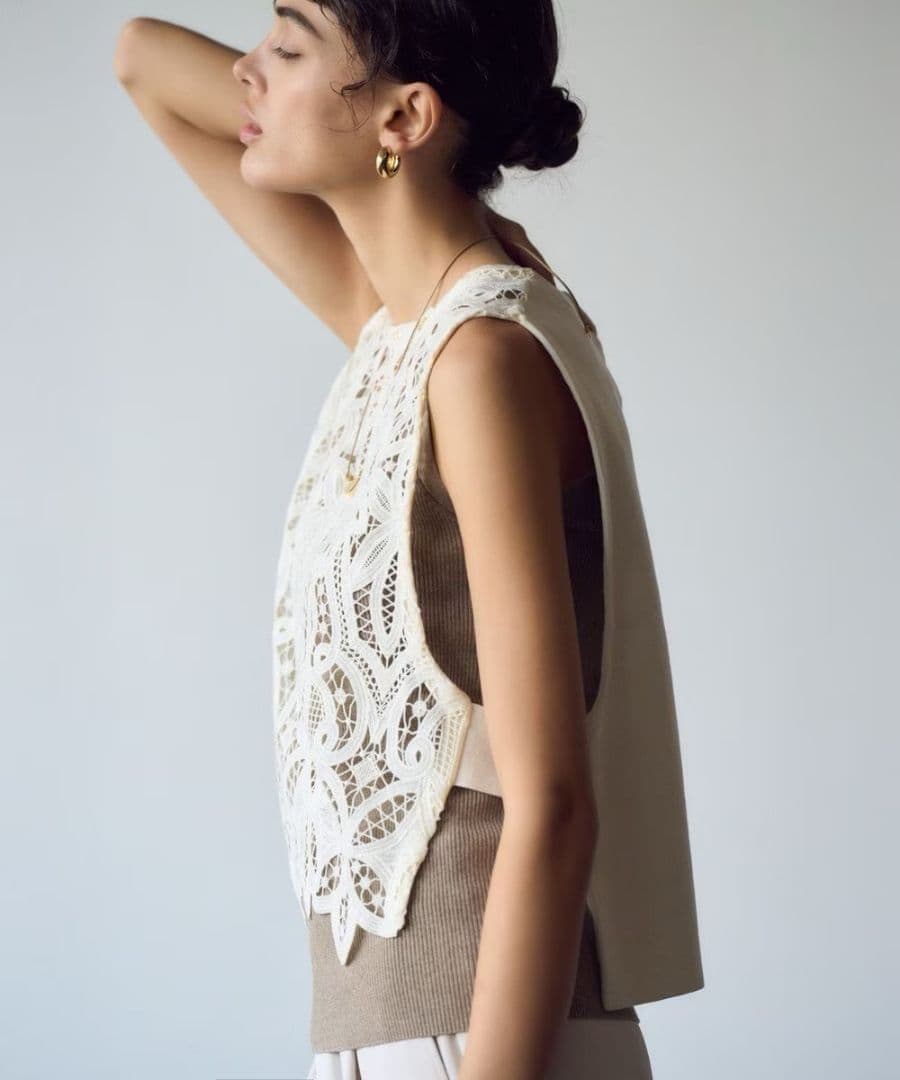 23区 アイボリー 透かし編み ノースリーブニットベスト