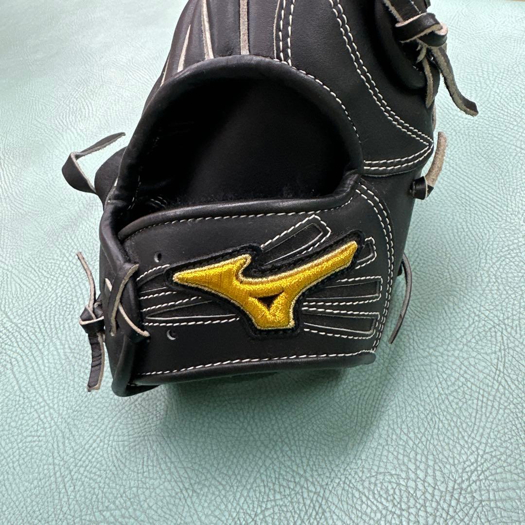 黒い硬式野球グローブ 右投げ用