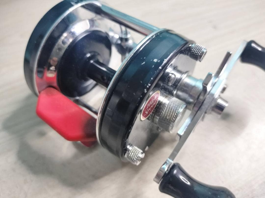 アブガルシア　アンバサダー5600c　ビンテージ　リール abu 　赤ベロ