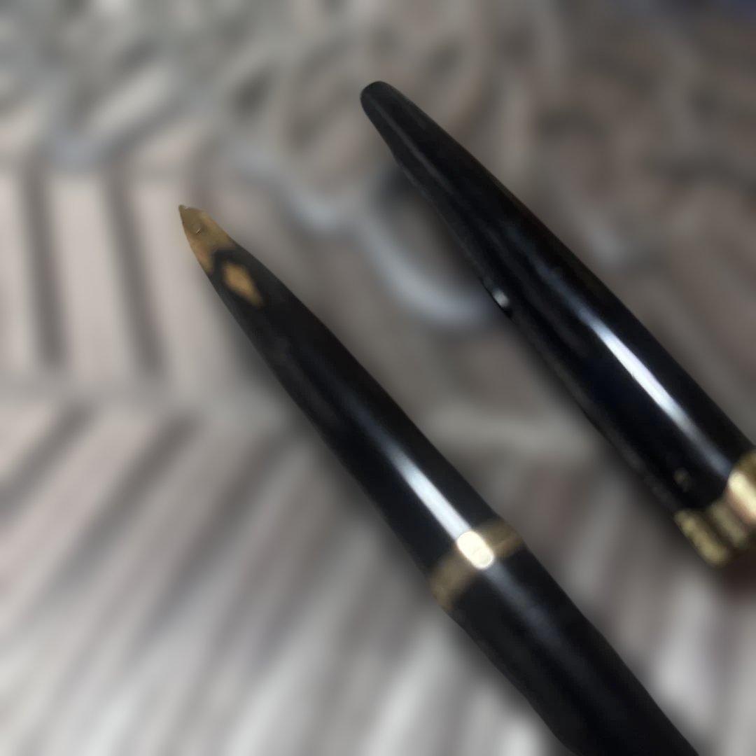 虎*徹様 １８k 黒い万年筆 金色の金具付き