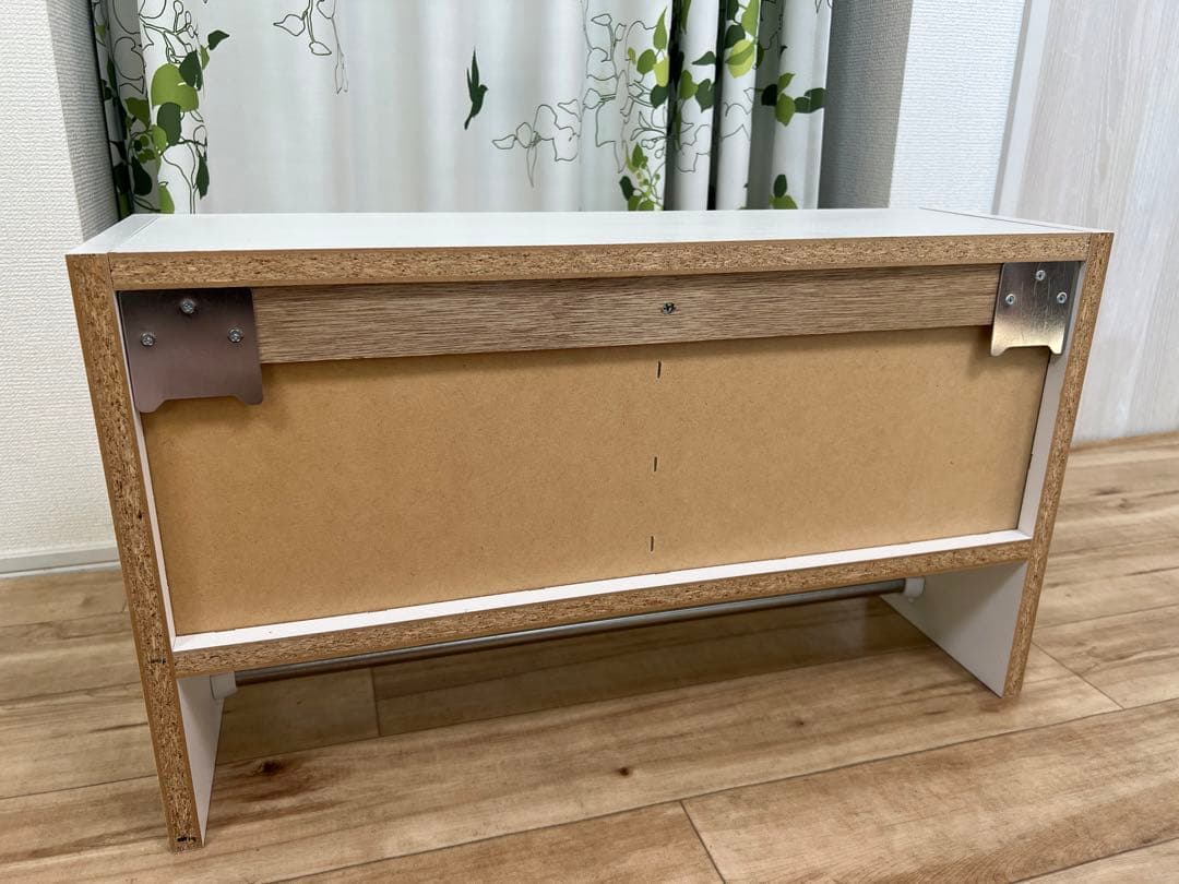 ホッチキスで壁面に取り付け可能なウォールシェルフ(ベルメゾン)