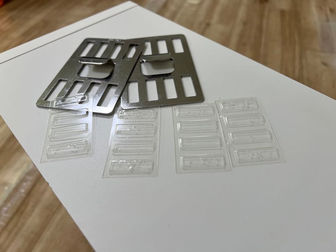 ホッチキスで壁面に取り付け可能なウォールシェルフ(ベルメゾン)