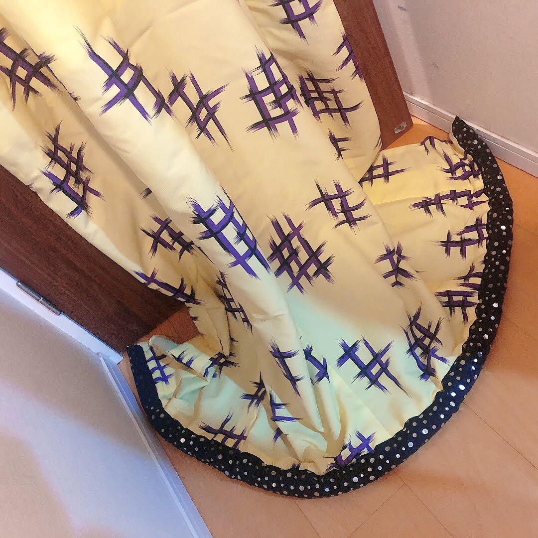 日本舞踊り　日舞　ポリエステル　裾引き着物　お引きづり　黄色紫　井桁模様　派手