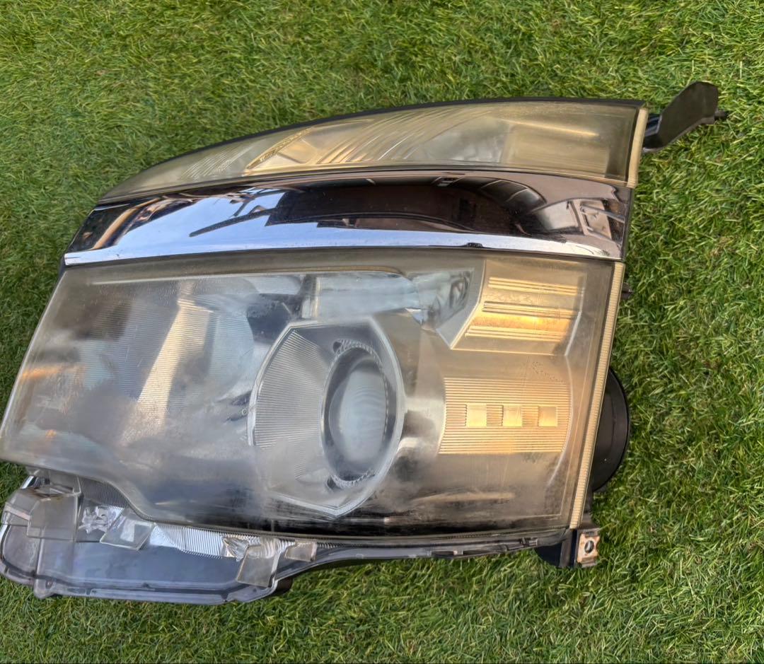 トヨタ ヴォクシー ZRR70 純正ヘッドライト左右