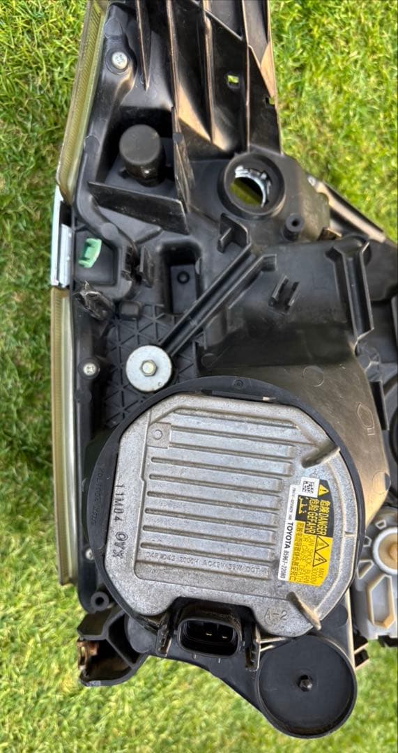 トヨタ ヴォクシー ZRR70 純正ヘッドライト左右