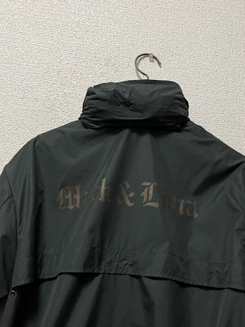 マークアンドロナ　ナイロンハーフジップジャケット　/S　ブラック　ロゴプリント