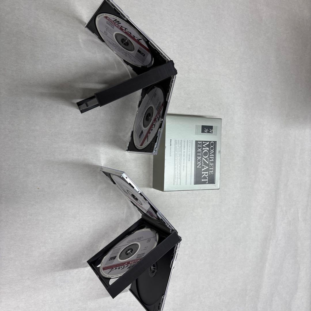 モーツァルト全集第6巻弦楽のための…と第7巻ピアノをともなう…の2冊セットです