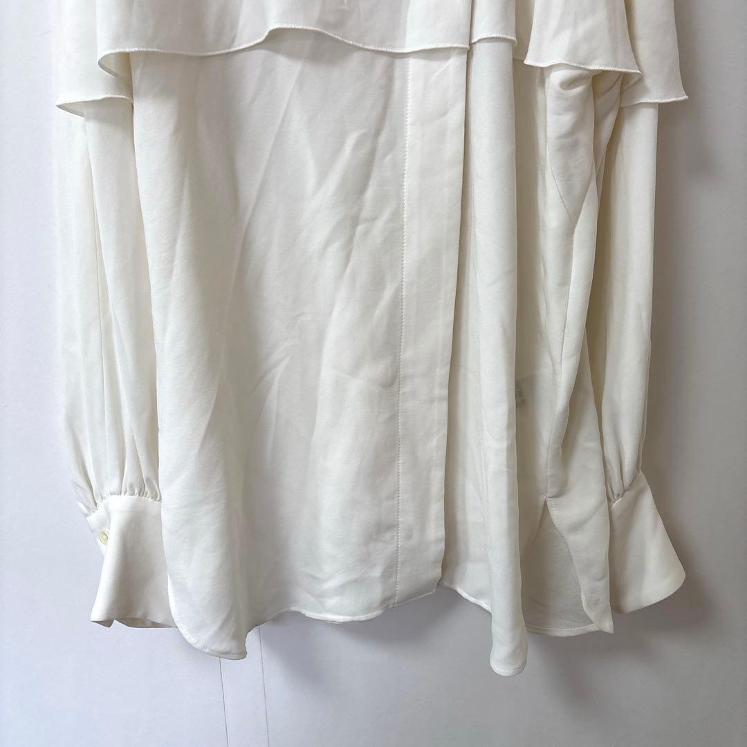ヴェルメイユパーイエナ バックサテン ケープブラウス ホワイト