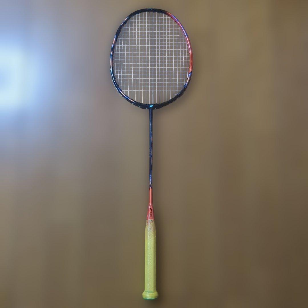 ヨネックス　ASTROX 77 PRO バドミントンラケット4U　ガット新