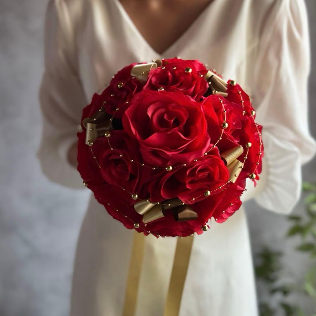 ブライダル 結婚式 前撮り 赤バラ×ゴールドラウンドブーケ＆ブートニア