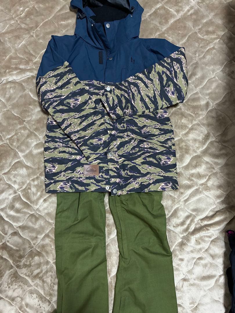 レディース　スノーボードウェア上下Mサイズ プロテクタースパッツ・ベルト付