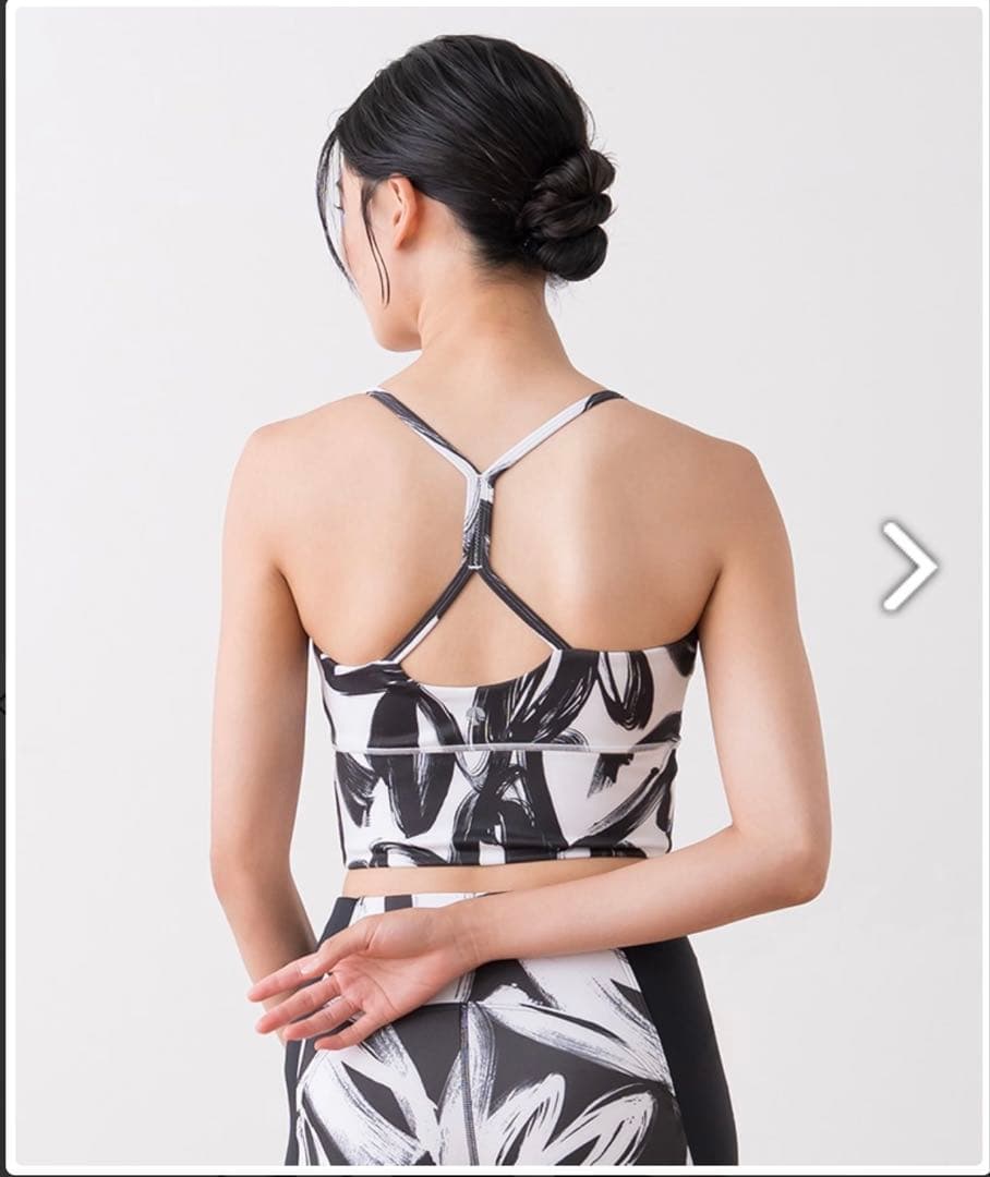 ホワイトバッククロスストラップタンクトップ