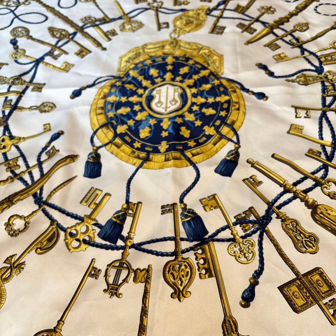 【美品】HERMÈS 鍵モチーフ シルクスカーフ