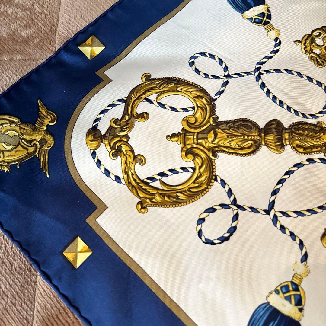 【美品】HERMÈS 鍵モチーフ シルクスカーフ